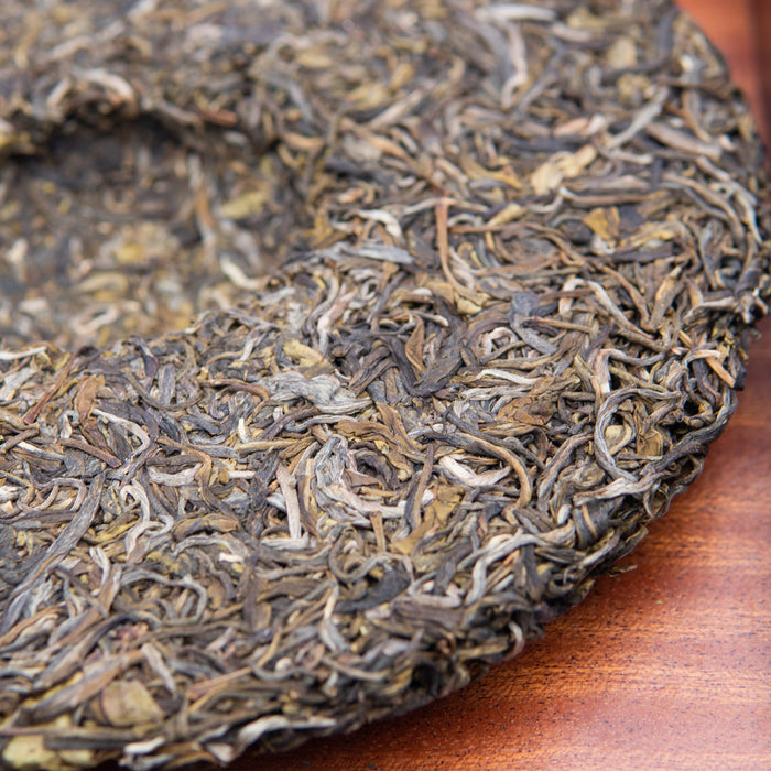 Wuliangshan Sheng (raw) organic pu-erh tea cake close up